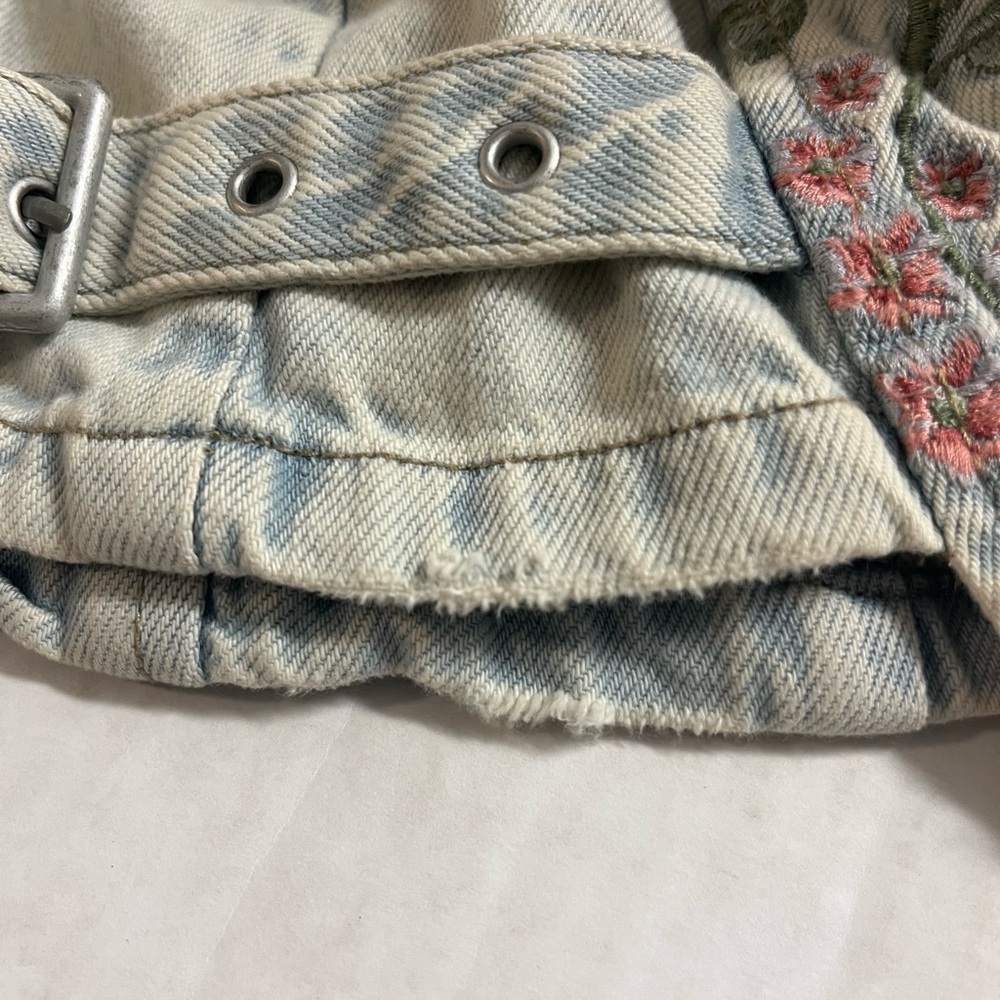 BLANK NYC WOMEN’S Unique Floral  Embroidered Jean Long Sleeve Jacket 
    SIZE M - Picture 13 of 16